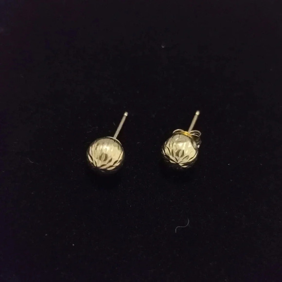 10k Gold studs - Picture 4 of 4